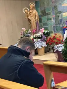 Venerazione reliquia San Carlo Acutis Cappella Radio Maria 050326 (2)