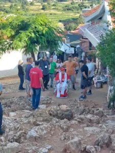 Sua Eminenza il Cardinale Ernest Simoni sta salendo sul Podbrdo