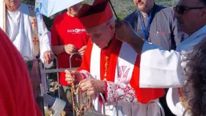 Sua Eminenza il Cardinale Ernest Simoni sta salendo sul Podbrdo