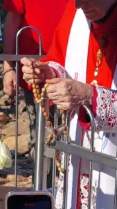 Sua Eminenza il Cardinale Ernest Simoni sta salendo sul Podbrdo