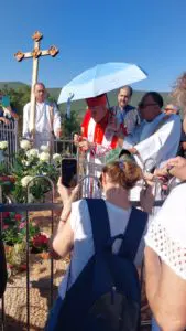Sua Eminenza il Cardinale Ernest Simoni sta salendo sul Podbrdo