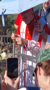 Sua Eminenza il Cardinale Ernest Simoni sta salendo sul Podbrdo