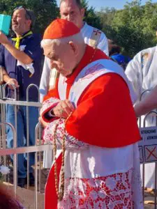 Sua Eminenza il Cardinale Ernest Simoni sta salendo sul Podbrdo