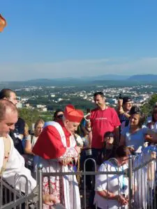 Sua Eminenza il Cardinale Ernest Simoni sta salendo sul Podbrdo