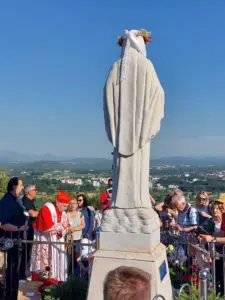 Sua Eminenza il Cardinale Ernest Simoni sta salendo sul Podbrdo