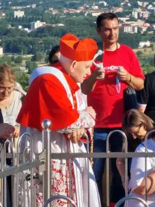 Sua Eminenza il Cardinale Ernest Simoni sta salendo sul Podbrdo