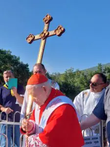 Sua Eminenza il Cardinale Ernest Simoni sta salendo sul Podbrdo