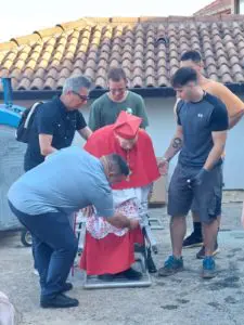 Sua Eminenza il Cardinale Ernest Simoni sta salendo sul Podbrdo