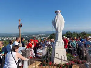 Sua Eminenza il Cardinale Ernest Simoni sta salendo sul Podbrdo