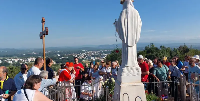 Sua Eminenza il Cardinale Ernest Simoni sta salendo sul Podbrdo