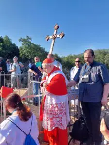 Sua Eminenza il Cardinale Ernest Simoni sta salendo sul Podbrdo
