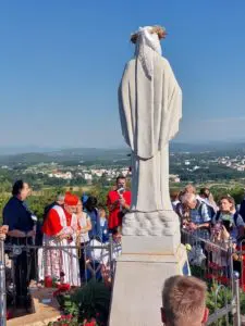 Sua Eminenza il Cardinale Ernest Simoni sta salendo sul Podbrdo
