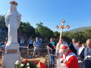 Sua Eminenza il Cardinale Ernest Simoni sta salendo sul Podbrdo
