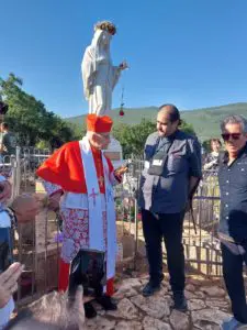 Sua Eminenza il Cardinale Ernest Simoni sta salendo sul Podbrdo