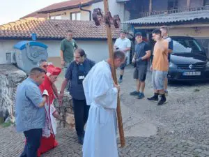 Sua Eminenza il Cardinale Ernest Simoni sta salendo sul Podbrdo