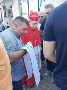 Sua Eminenza il Cardinale Ernest Simoni sta salendo sul Podbrdo
