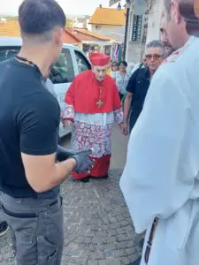 Sua Eminenza il Cardinale Ernest Simoni sta salendo sul Podbrdo