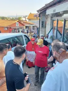 Sua Eminenza il Cardinale Ernest Simoni sta salendo sul Podbrdo