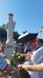 Sua Eminenza il Cardinale Ernest Simoni sta salendo sul Podbrdo