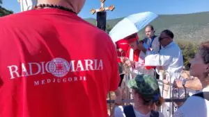 Sua Eminenza il Cardinale Ernest Simoni sta salendo sul Podbrdo