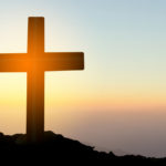 concetto-concettuale-giallo-croce-religione-simbolo-silhouette-in-natura-oltre-tramonto-o-alba-cielo_2379-418