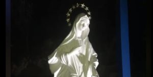 Regina della Pace di notte