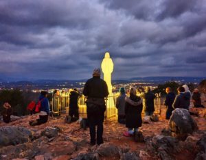 DA MEDJUGORJE ANCOR PRIMA DELL'ALBA DI OGGI IN PREGHIERA SULLA COLLINA DELLE APPARIZIONI