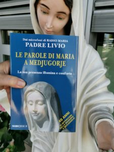 Foto di P. Livio con libro Le parole di Maria (1)