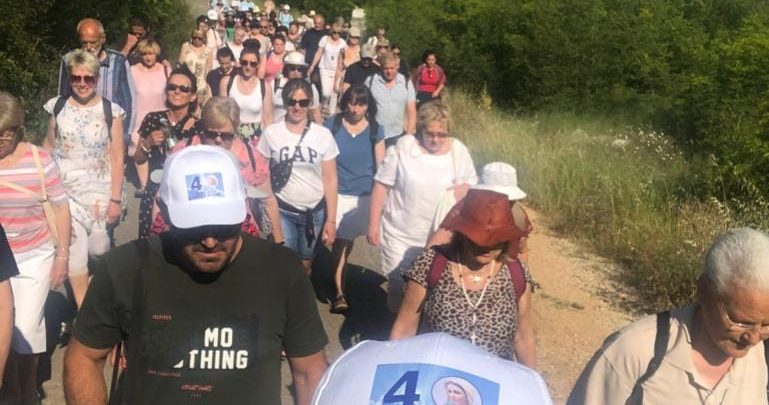 ROSARIO SULLA COLLINA DELLE APPARIZIONI E PELLEGRINAGGIO VERSO ŠURMANCI