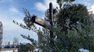 Crocifisso esterno sede di Radio Maria