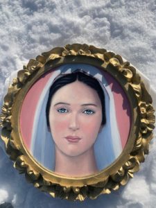 OVALE CON IL VOLTO DELLA REGINA DELLA PACE