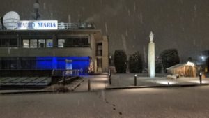 La sede di Radio Maria innevata