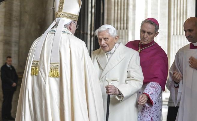 Pedofilia nella Chiesa, monsignor Camisasca: «Una trama anti Ratzinger, ma Francesco non c’entra»