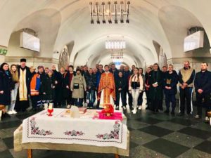 Due sacerdoti servono la Divina Liturgia nella metropolitana di Kiev