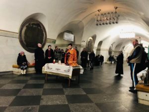 Due sacerdoti servono la Divina Liturgia nella metropolitana di Kiev