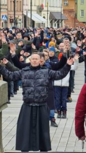 Uomini pregano il Rosario lungo le strade di Varsavia