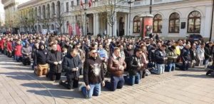 Uomini pregano il Rosario lungo le strade di Varsavia