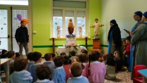 La Regina di Radio Maria pellegrina oggi è arrivata nella scuola materna di Isola d'Asti
