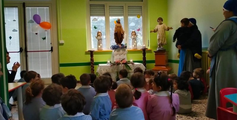 La Regina di Radio Maria pellegrina oggi è arrivata nella scuola materna di Isola d'Asti