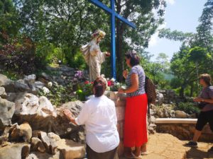 MEDJUGORJE: in PREPARAZIONE LA DIRETTA DEL ROSARIO MONDIALE DI #RADIOMARIA in collegamento alle h 16.00 con la COLLINA DELLE APPARIZIONI ALLA CROCE BLU- Bosnia Erzegovina