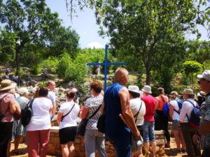 MEDJUGORJE: in PREPARAZIONE LA DIRETTA DEL ROSARIO MONDIALE DI #RADIOMARIA in collegamento alle h 16.00 con la COLLINA DELLE APPARIZIONI ALLA CROCE BLU- Bosnia Erzegovina