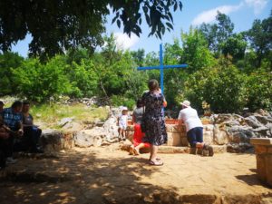 MEDJUGORJE: in PREPARAZIONE LA DIRETTA DEL ROSARIO MONDIALE DI #RADIOMARIA in collegamento alle h 16.00 con la COLLINA DELLE APPARIZIONI ALLA CROCE BLU- Bosnia Erzegovina