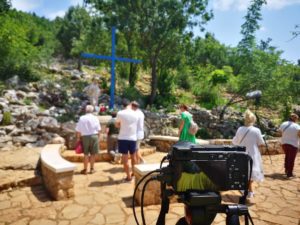 MEDJUGORJE: in PREPARAZIONE LA DIRETTA DEL ROSARIO MONDIALE DI #RADIOMARIA in collegamento alle h 16.00 con la COLLINA DELLE APPARIZIONI ALLA CROCE BLU- Bosnia Erzegovina