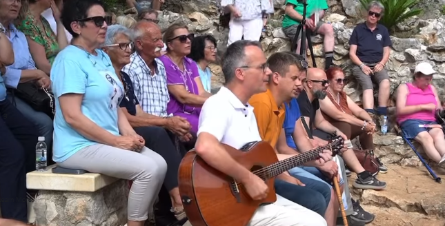MEDJUGORJE 42 Anni con la REGINA DELLA PACE: in corso LA DIRETTA DEL ROSARIO MONDIALE DI RADIOMARIA dalla COLLINA DELLE APPARIZIONI ALLA CROCE BLU- Bosnia Erzegovina