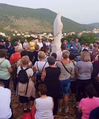 AVE REGINA DELLA PACE! MEDJUGORJE 23/6/23 sulla Collina delle Apparizioni
