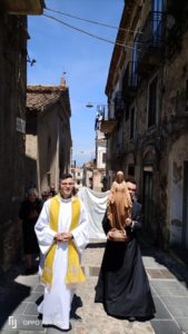 tutti sotto il manto