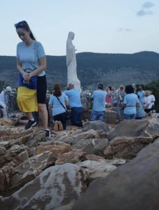 MEDJUGORJE: ALBA DI OGGI SULLA COLLINA DELLE APPARIZIONI - REGINA DELLA PACE PREGA PER NOI E PER IL MONDO INTERO