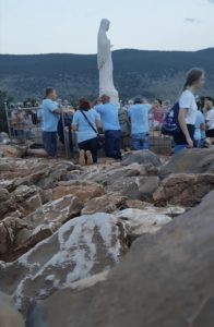 MEDJUGORJE: ALBA DI OGGI SULLA COLLINA DELLE APPARIZIONI - REGINA DELLA PACE PREGA PER NOI E PER IL MONDO INTERO