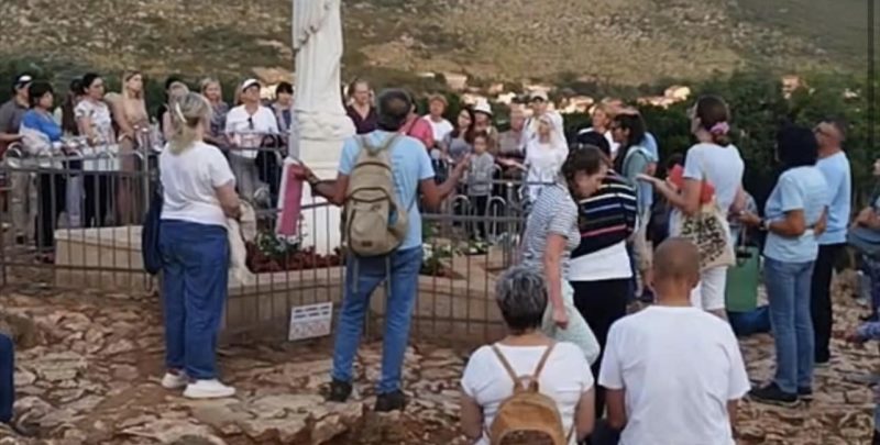 MEDJUGORJE COLLINA DELLE APPARIZIONI QUESTA MATTINA ALL’ALBA - REGINA DELLA PACE PREGA PER NOI E PER IL MONDO INTERO