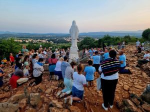 MEDJUGORJE COLLINA DELLE APPARIZIONI QUESTA MATTINA ALL’ALBA - REGINA DELLA PACE PREGA PER NOI E PER IL MONDO INTERO